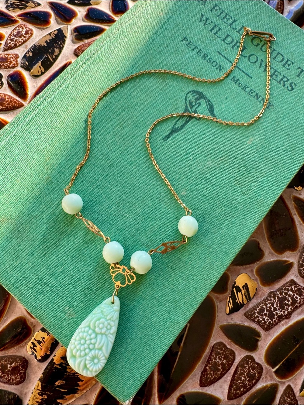 Vintage Pale Green Jade Floral Pendant Gold Tone Necklace 16.5”